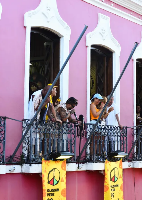 
					Caetano Veloso e João Gomes acompanham saída do Olodum no Pelourinho
				
				