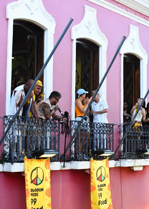 
					Caetano Veloso e João Gomes acompanham saída do Olodum no Pelourinho
				
				