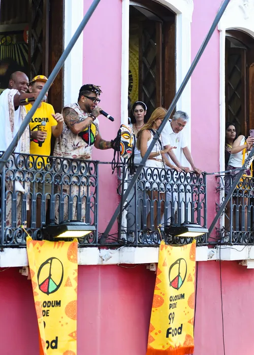 
					Caetano Veloso e João Gomes acompanham saída do Olodum no Pelourinho
				
				