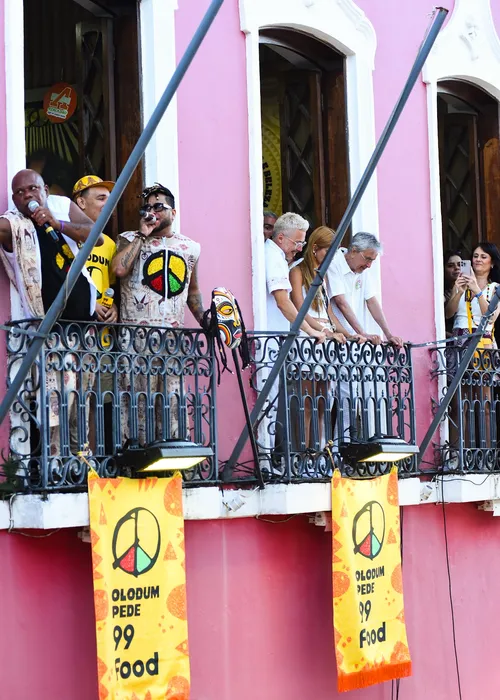 
					Caetano Veloso e João Gomes acompanham saída do Olodum no Pelourinho
				
				