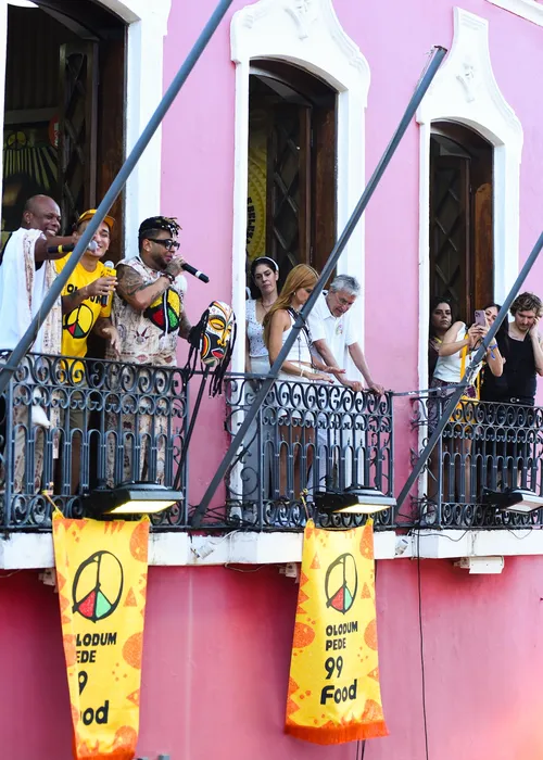 
					Caetano Veloso e João Gomes acompanham saída do Olodum no Pelourinho
				
				