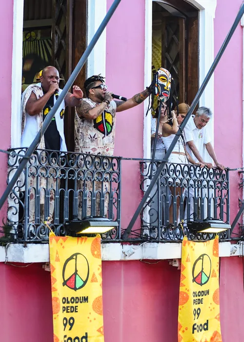 
					Caetano Veloso e João Gomes acompanham saída do Olodum no Pelourinho
				
				