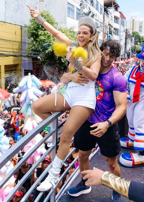 
					Carla Perez desabafa após despedida de bloco e polêmica com racismo
				
				