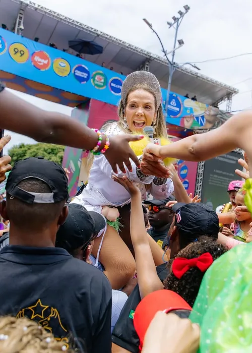 
					Carla Perez desabafa após despedida de bloco e polêmica com racismo
				
				