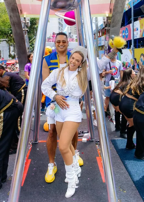 
					Carla Perez desabafa após despedida de bloco e polêmica com racismo
				
				