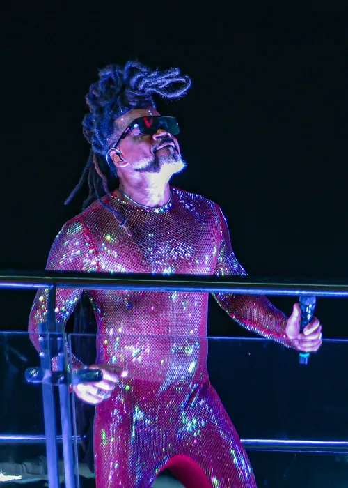 
					Carlinhos Brown 'abre caminhos' com ritual de saudação a Exu; VÍDEOS
				
				