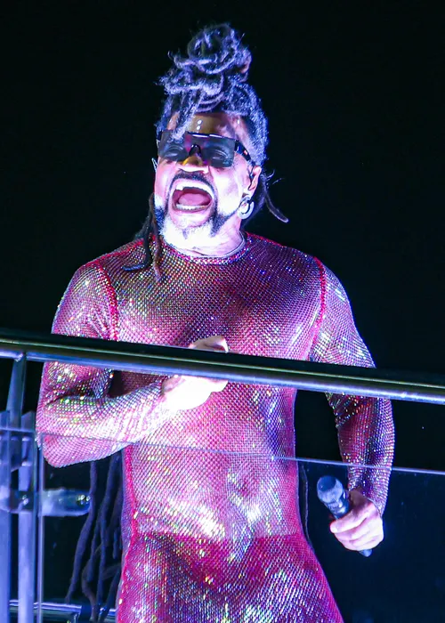 
					Carlinhos Brown 'abre caminhos' com ritual de saudação a Exu; VÍDEOS
				
				