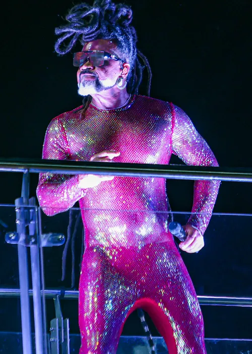 
					Carlinhos Brown 'abre caminhos' com ritual de saudação a Exu; VÍDEOS
				
				