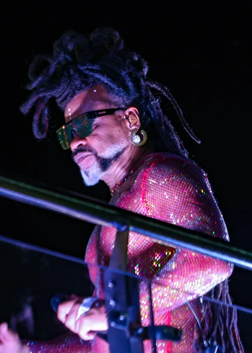 
					Carlinhos Brown 'abre caminhos' com ritual de saudação a Exu; VÍDEOS
				
				