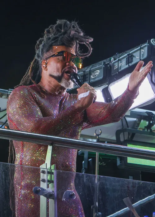 
					Carlinhos Brown 'abre caminhos' com ritual de saudação a Exu; VÍDEOS
				
				