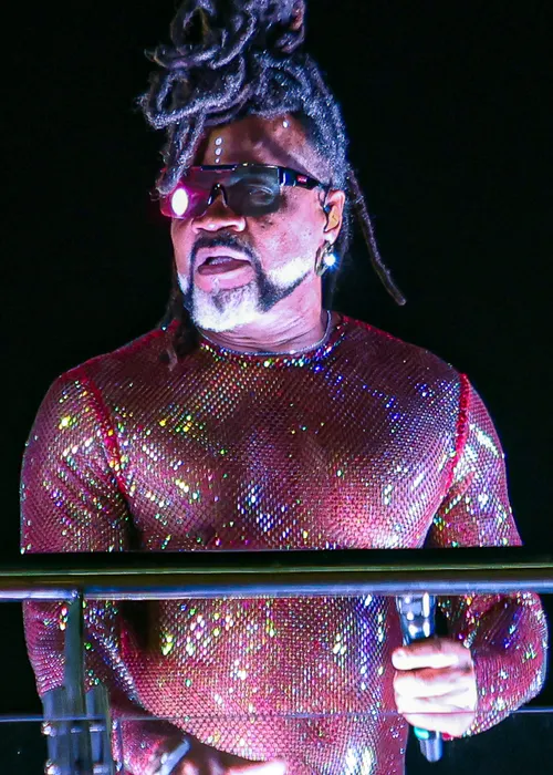 
					Carlinhos Brown 'abre caminhos' com ritual de saudação a Exu; VÍDEOS
				
				