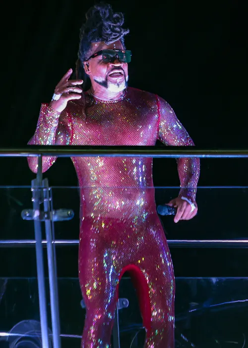 
					Carlinhos Brown 'abre caminhos' com ritual de saudação a Exu; VÍDEOS
				
				