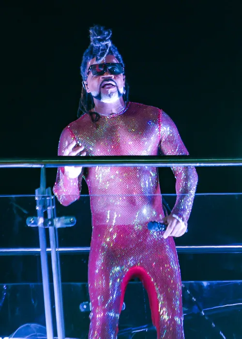 
					Carlinhos Brown 'abre caminhos' com ritual de saudação a Exu; VÍDEOS
				
				