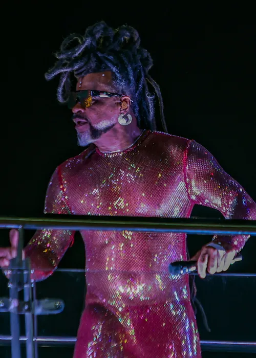 
					Carlinhos Brown 'abre caminhos' com ritual de saudação a Exu; VÍDEOS
				
				