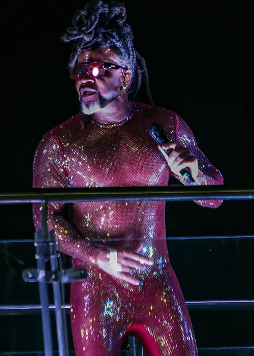 
					Carlinhos Brown 'abre caminhos' com ritual de saudação a Exu; VÍDEOS
				
				