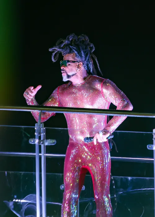 
					Carlinhos Brown 'abre caminhos' com ritual de saudação a Exu; VÍDEOS
				
				