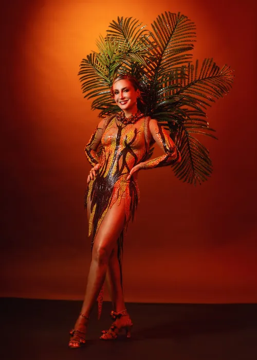 
					Carnaval 2026: Claudia Leitte se inspira no dendê em look do Blow Out
				
				