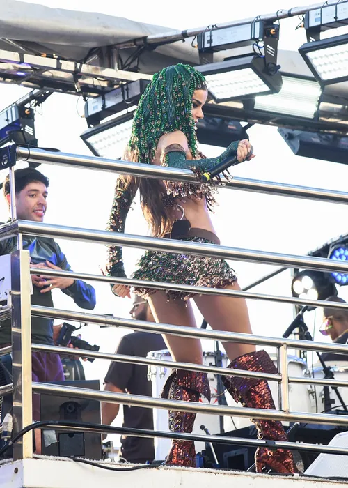 
					Carnaval 2026: Mari Antunes coloca o corpo para jogo com look ousado
				
				