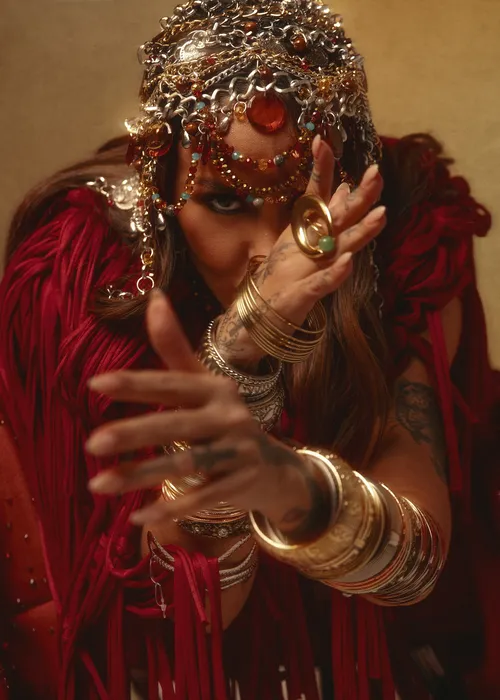 
					Carnaval: Alinne Rosa homenageia Ney Matogrosso com look surpreendente
				
				