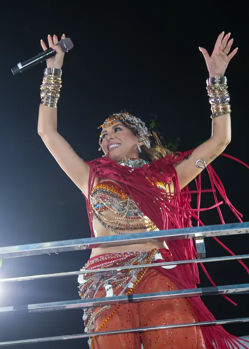 
					Carnaval: Alinne Rosa homenageia Ney Matogrosso com look surpreendente
				
				