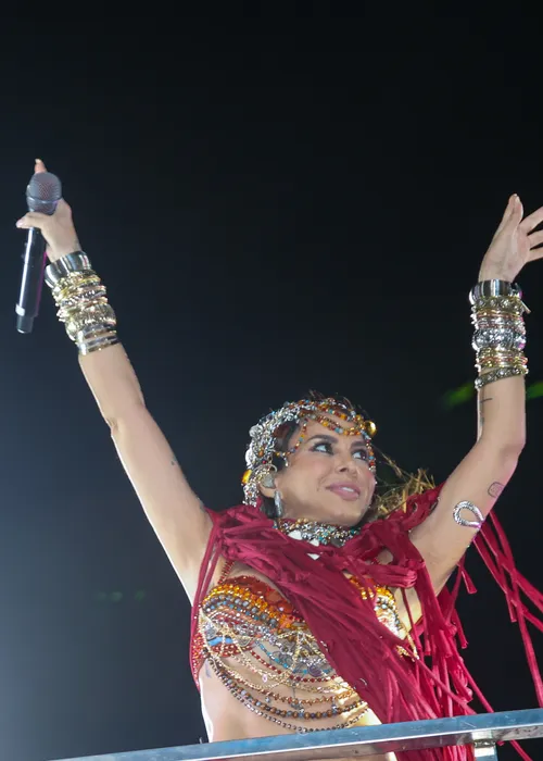 
					Carnaval: Alinne Rosa homenageia Ney Matogrosso com look surpreendente
				
				