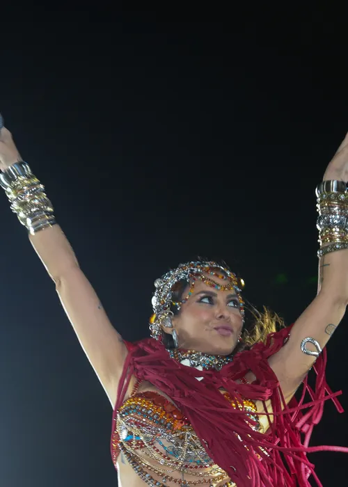 
					Carnaval: Alinne Rosa homenageia Ney Matogrosso com look surpreendente
				
				