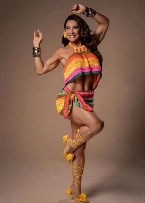 
					Carnaval: Scheila Carvalho ostenta tanquinho para curtir Tony Salles
				
				