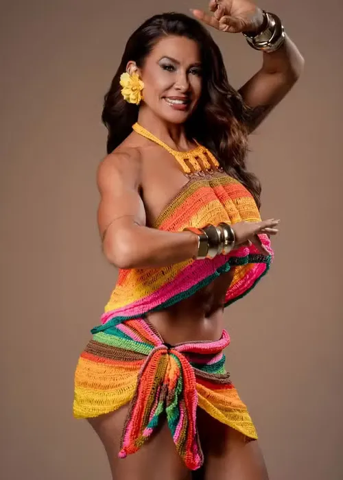 
					Carnaval: Scheila Carvalho ostenta tanquinho para curtir Tony Salles
				
				