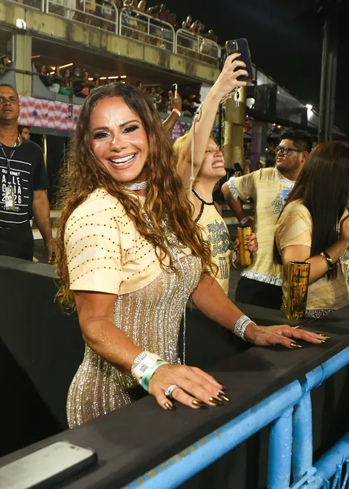 
					Carnaval: Viviane Araújo dá beijão em marido na Sapucaí; FOTOS
				
				