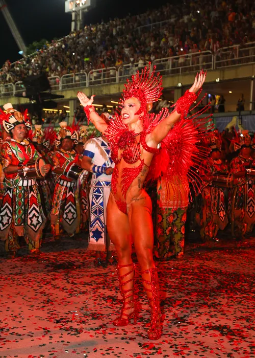 
					Carol Castro explica crítica a Virginia no Carnaval: 'Específico'
				
				