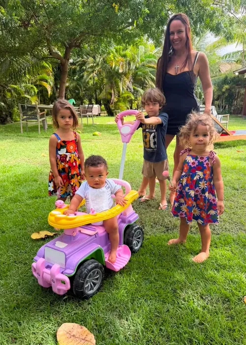 
					Carol Peixinho mostra momentos de férias com Thiaguinho e Bento na BA
				
				