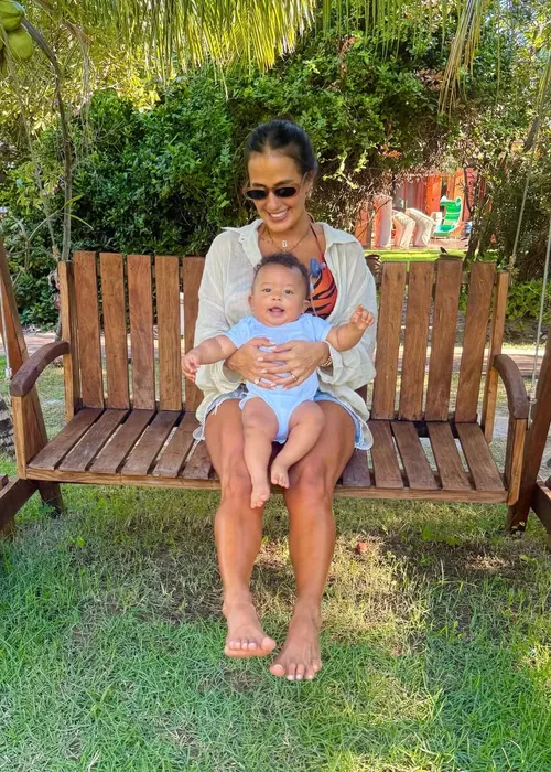
					Carol Peixinho mostra momentos de férias com Thiaguinho e Bento na BA
				
				