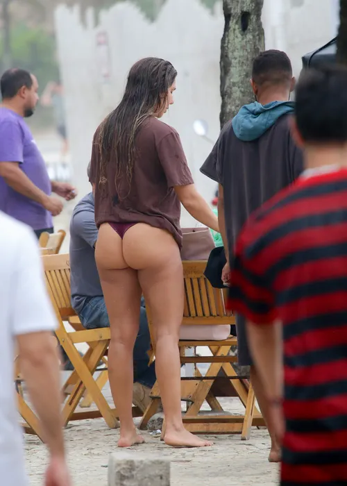 
					Carol Portaluppi pede ajuda para tirar roupa após dia de surfe; FOTOS
				
				
