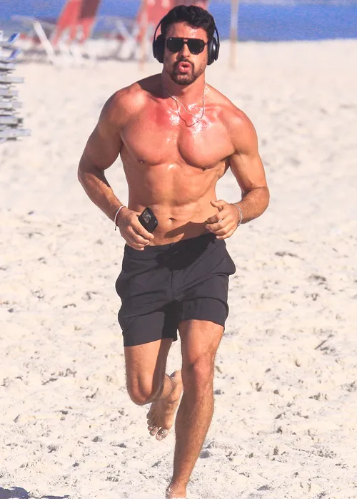 
					Cauã Reymond corre sem camisa na praia e detalhe curioso chama atenção
				
				