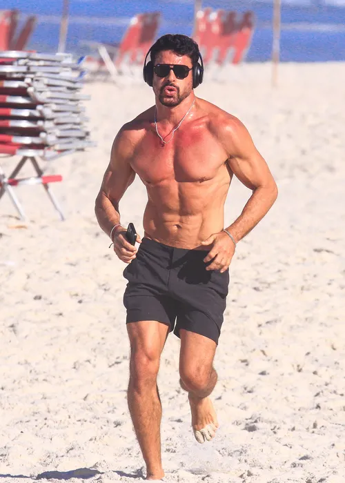 
					Cauã Reymond corre sem camisa na praia e detalhe curioso chama atenção
				
				