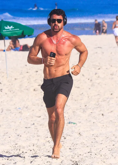 
					Cauã Reymond corre sem camisa na praia e detalhe curioso chama atenção
				
				