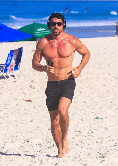 
					Cauã Reymond corre sem camisa na praia e detalhe curioso chama atenção
				
				