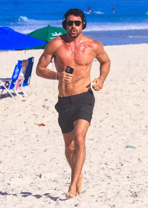 
					Cauã Reymond corre sem camisa na praia e detalhe curioso chama atenção
				
				