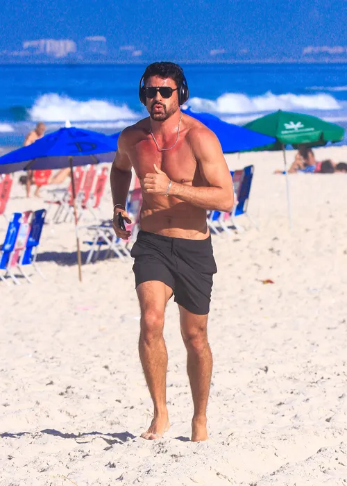
					Cauã Reymond corre sem camisa na praia e detalhe curioso chama atenção
				
				