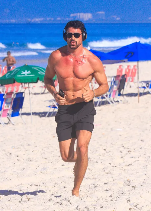 
					Cauã Reymond corre sem camisa na praia e detalhe curioso chama atenção
				
				