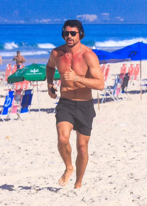 
					Cauã Reymond corre sem camisa na praia e detalhe curioso chama atenção
				
				
