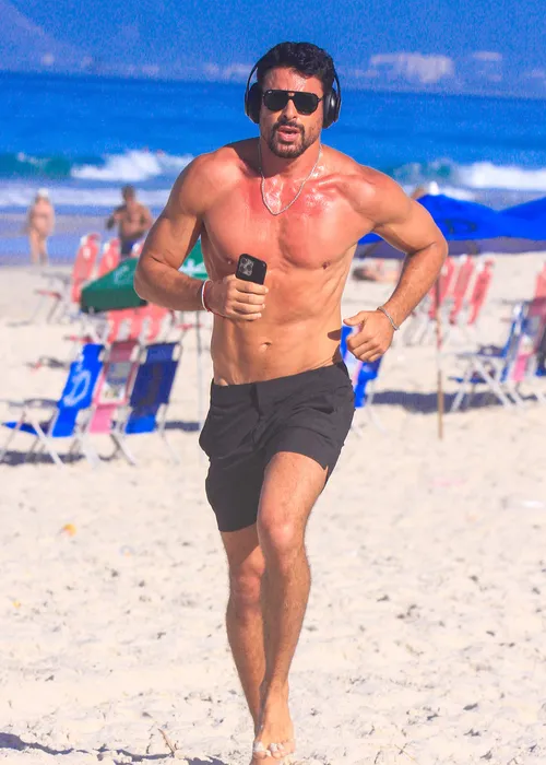 
					Cauã Reymond corre sem camisa na praia e detalhe curioso chama atenção
				
				