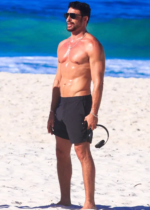 
					Cauã Reymond corre sem camisa na praia e detalhe curioso chama atenção
				
				