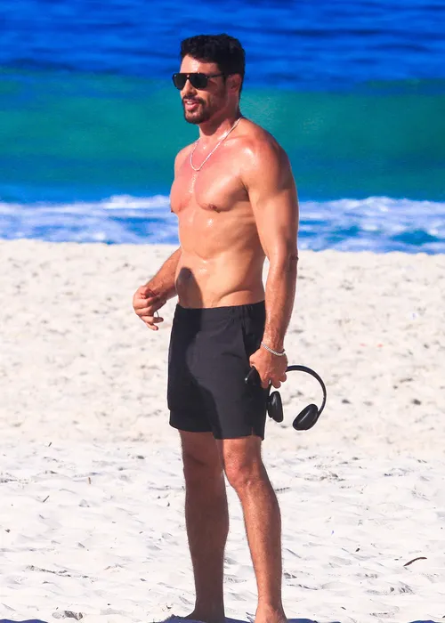 
					Cauã Reymond corre sem camisa na praia e detalhe curioso chama atenção
				
				