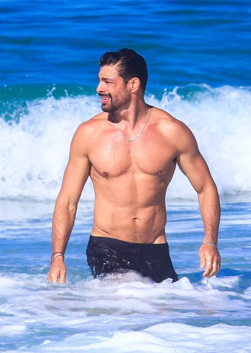 
					Cauã Reymond corre sem camisa na praia e detalhe curioso chama atenção
				
				