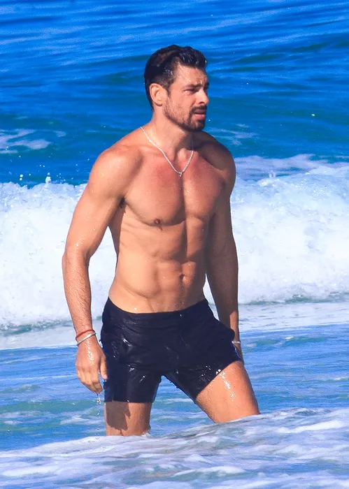 
					Cauã Reymond corre sem camisa na praia e detalhe curioso chama atenção
				
				