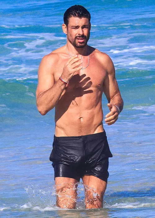 
					Cauã Reymond corre sem camisa na praia e detalhe curioso chama atenção
				
				