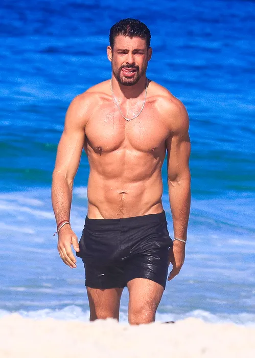 
					Cauã Reymond corre sem camisa na praia e detalhe curioso chama atenção
				
				