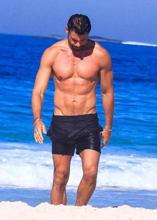 
					Cauã Reymond corre sem camisa na praia e detalhe curioso chama atenção
				
				