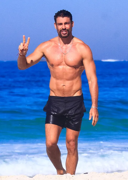 
					Cauã Reymond corre sem camisa na praia e detalhe curioso chama atenção
				
				